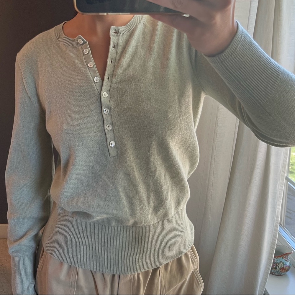Everlane cashmere pistachio colored quarter button down cardigan